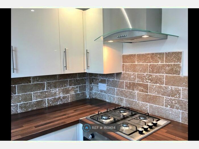 2 Bedroom Flat To Rent In Kendal Court, West Bridgford, Nottingham, NG2