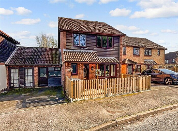 3 Bedroom Link Detached House For Sale In Oakwood Drive, Uckfield, East Sussex, TN22