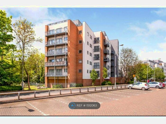 2 Bedroom Flat To Rent In Sovereign Way, Tonbridge, TN9