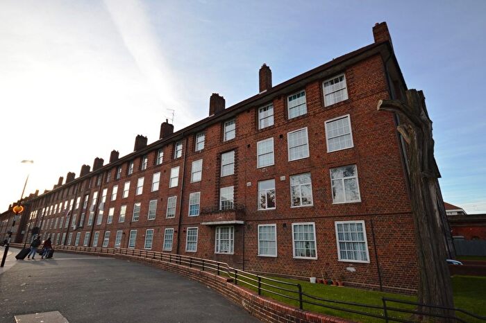 2 Bedroom Flat To Rent In Shadwell Gardens, Tower Hamlets, E1