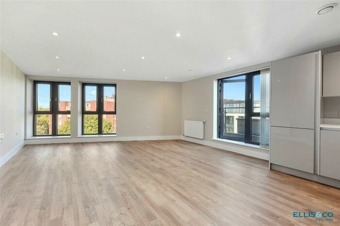 2 Bedroom Apartment For Sale In Nether Street, London, N3
