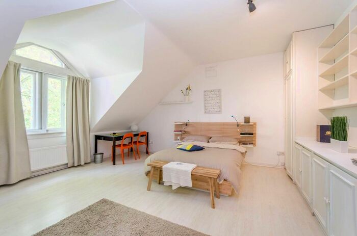 2 Bedroom Flat To Rent In Old Brompton Road, Earls Court, London, SW5