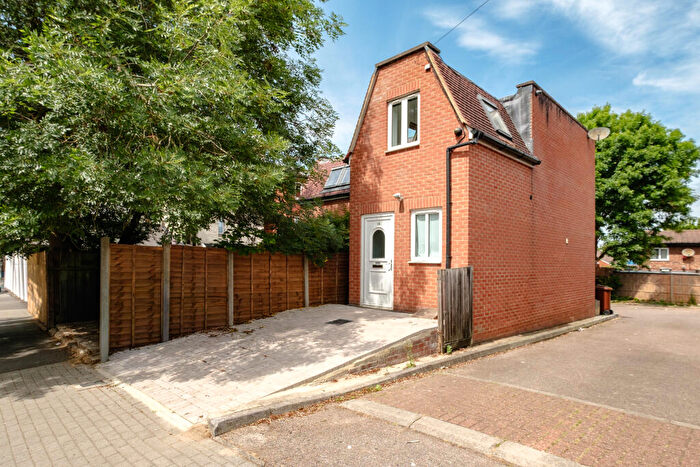 3 Bedroom House For Sale In Hampden Road, London, N10