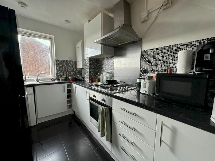 3 Bedroom Flat To Rent In Congreve Street, London, SE17