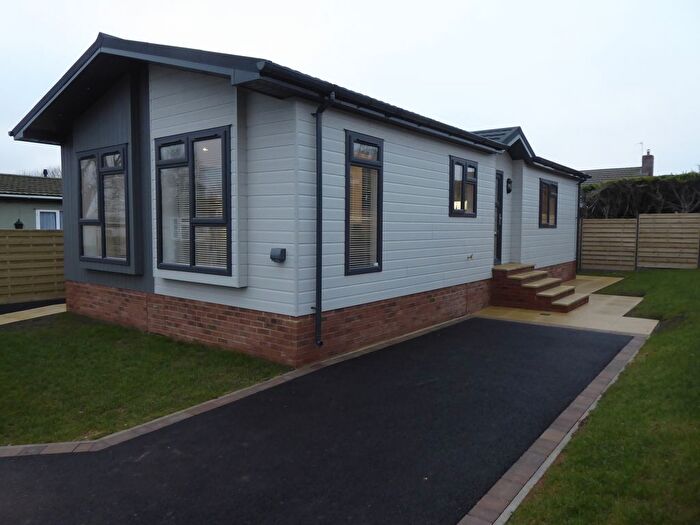 2 Bedroom Mobile/park Home For Sale In Poplar Farm Park, Castle Hill Road, Tottenhoe, Dunstable, LU6