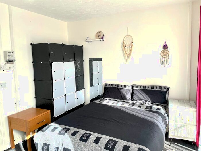 Studio To Rent In Essington Way, Wolverhampton, WV1