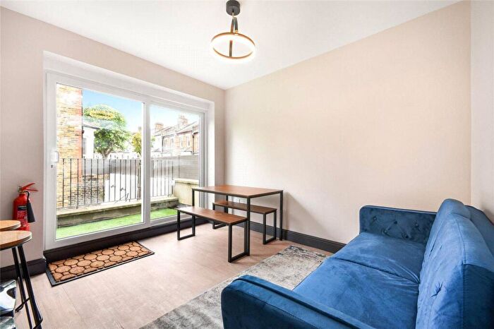 Studio To Rent In Taybridge Road, Battersea, London, SW11