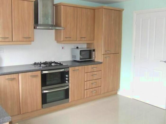 4 Bedroom Town House To Rent In Toll Hill Court, Castleford, WF10