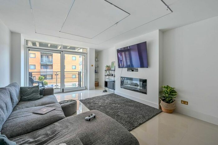 2 Bedroom Flat To Rent In Lowesoft Mews, Gallions Reach, London, E16