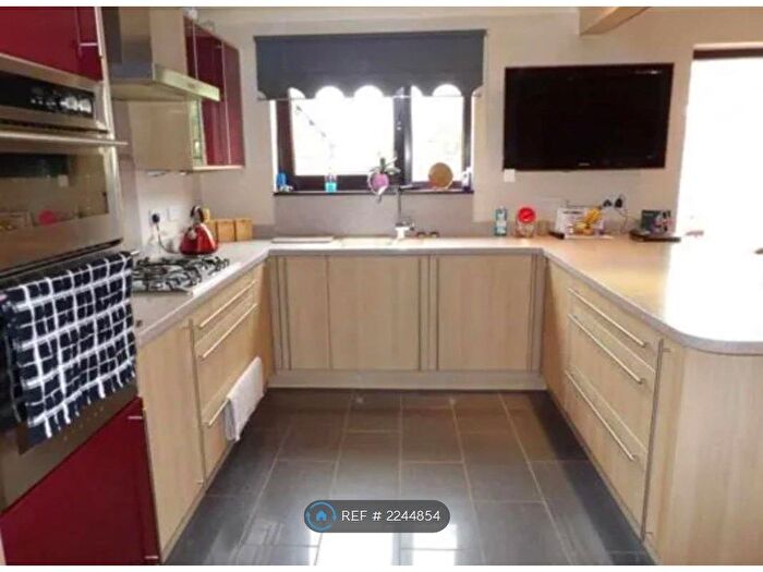 4 Bedroom Detached House To Rent In Favell Drive, Furzton, Milton Keynes, MK4