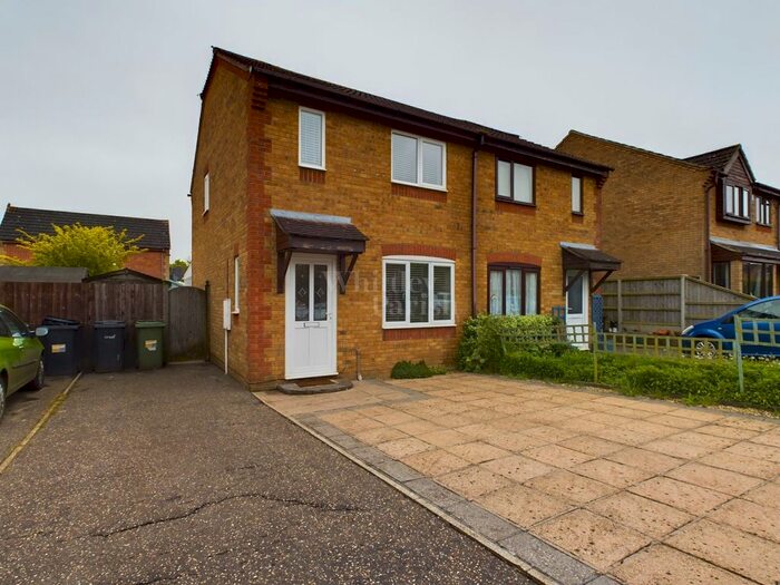 3 Bedroom Semi-Detached House To Rent In St. Nicholas Close, Long Stratton, Norwich, NR15