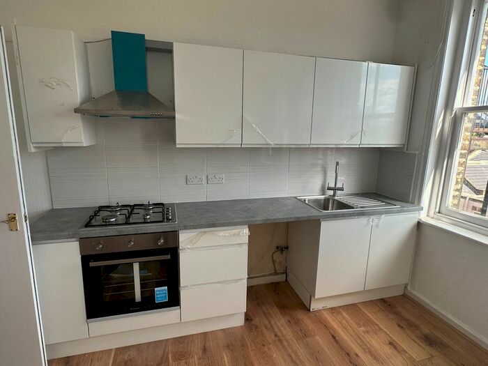 3 Bedroom Flat To Rent In Bethnal Green Road, London, E2