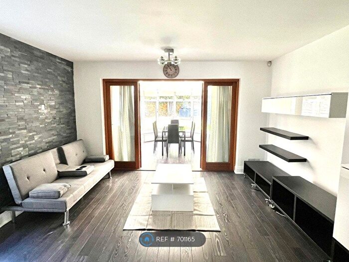 3 Bedroom Flat To Rent In Upper Richmond Road, London, SW15