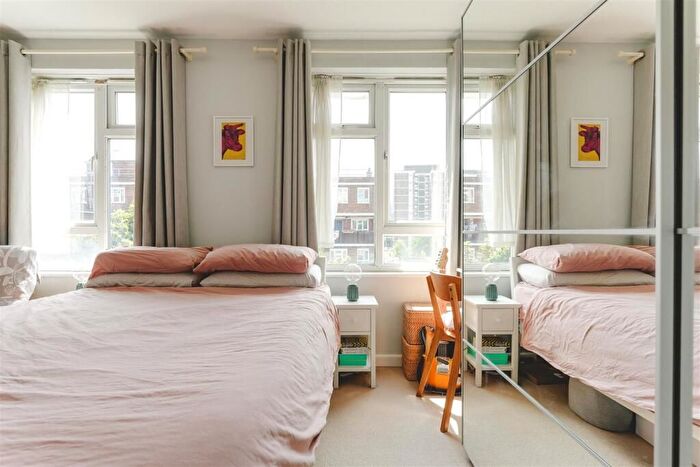 3 Bedroom Flat To Rent In Geffrye Estate, Islington, London, N1