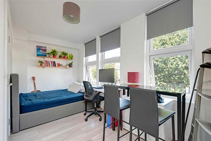 Studio To Rent In Chapter Road, Willesden Green, NW2