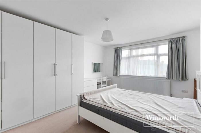 3 Bedroom End Of Terrace House For Sale In Cadogan Gardens, Finchley, London, N3