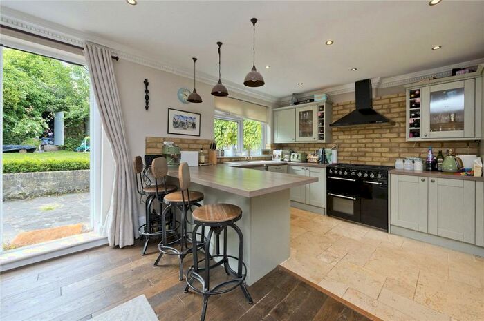 3 Bedroom Apartment To Rent In Brondesbury Park, London, NW2