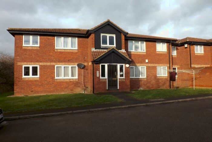 Flat To Rent In Rodeheath, Luton, LU4