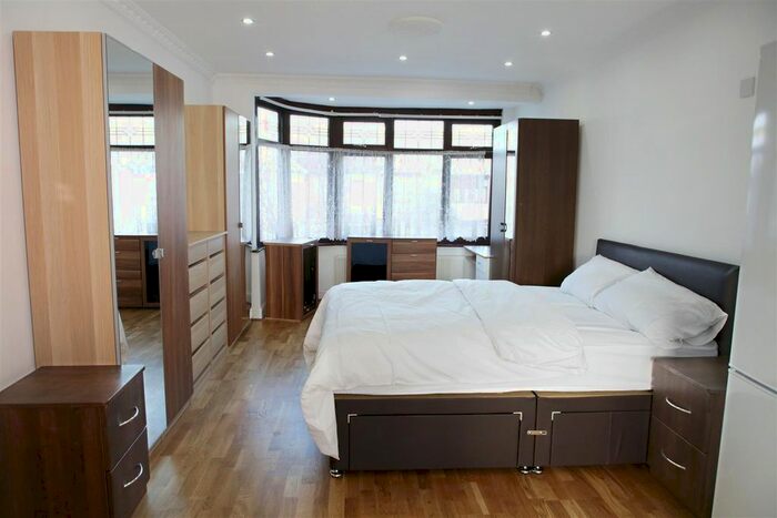 Studio To Rent In Craven Gardens, Barkingside, Ilford, IG6