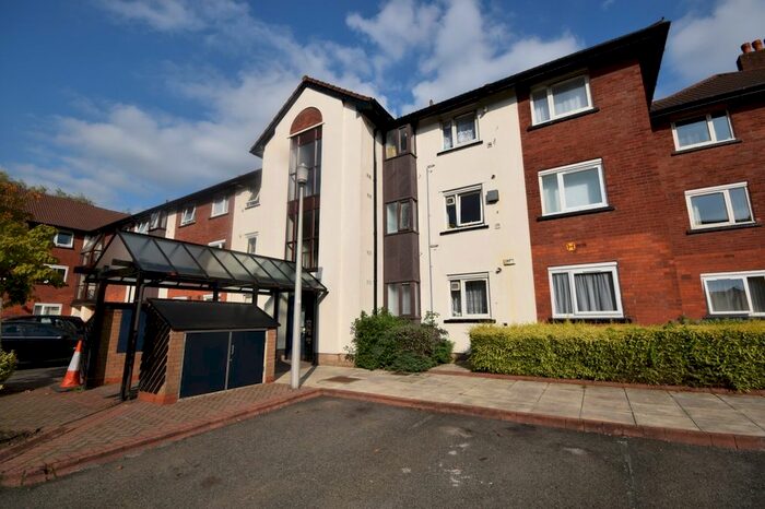 3 Bedroom Flat To Rent In Reeves Court, Canterbury Gardens, Salford, M5