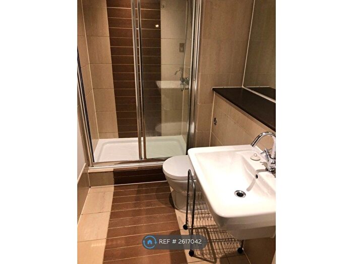 2 Bedroom Flat To Rent In Barton Place, Manchester, M4