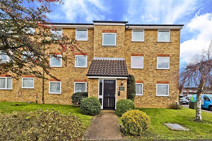 2 Bedroom Flat To Rent In Aylsham Drive, Ickenham, UB10