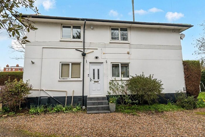 2 Bedroom Apartment For Sale In Ray Drive, Maidenhead, SL6
