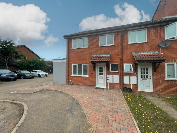 3 Bedroom Semi-Detached House To Rent In Marsom Grove, Luton, Bedfordshire, LU3