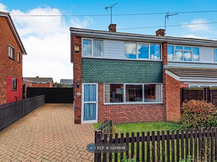 3 Bedroom Semi-Detached House To Rent In East Avenue, Grantham, NG31