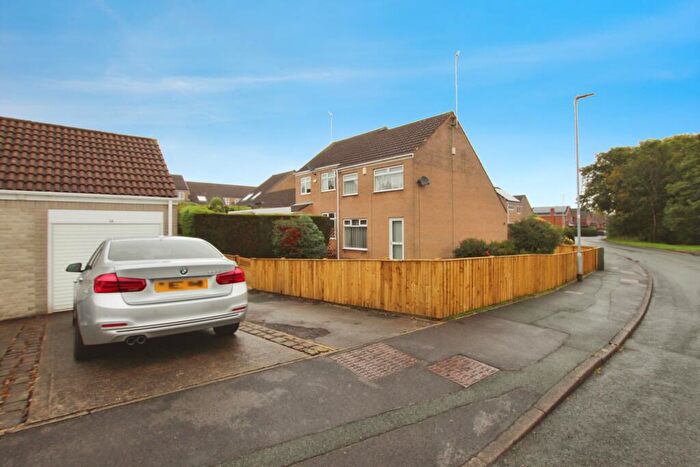 3 Bedroom Town House For Sale In Woodcross, Leeds, LS27