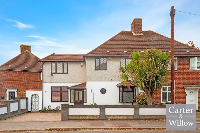 4 Bedroom Semi Detached House For Sale In Bennetts Castle Lane, Dagenham, RM8