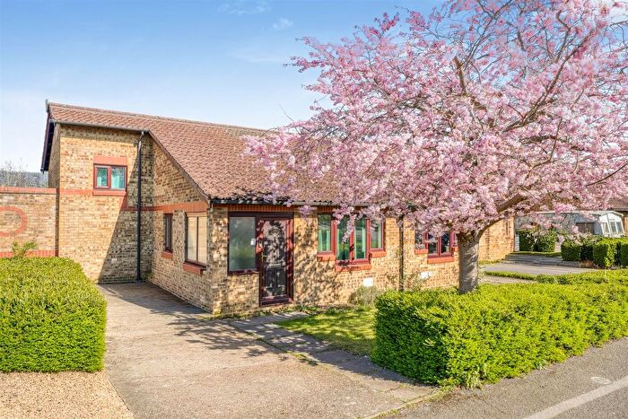 3 Bedroom Semi Detached House For Sale In Lowndes Grove, Shenley Church End, Milton Keynes, MK5