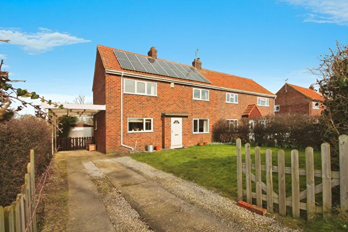 3 Bedroom Semi-Detached House For Sale In Auster Bank View, Tadcaster, LS24