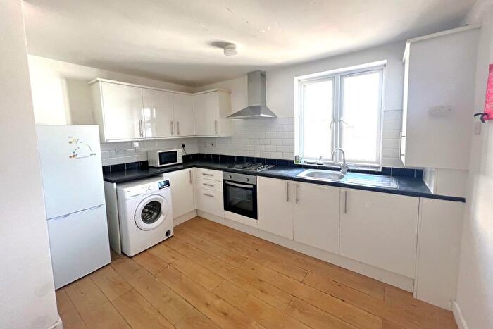 2 Bedroom Flat To Rent In Woking, Surrey, GU21