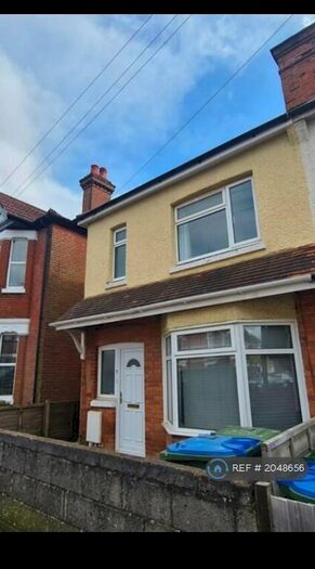 3 Bedroom Semi-Detached House To Rent In Richville Road, Southampton, SO16