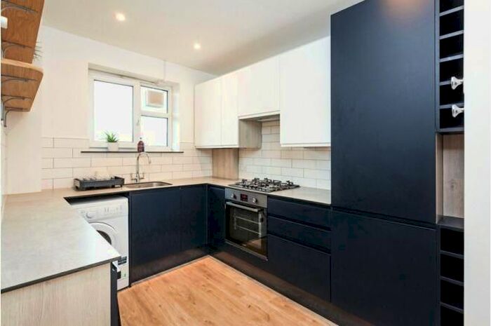 2 Bedroom Flat To Rent In Horne Way, London, SW15