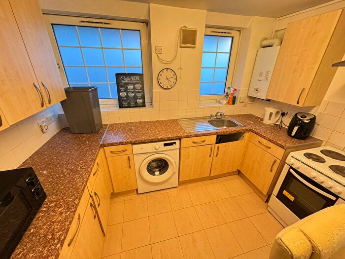 3 Bedroom Flat To Rent In Hollybush Gardens, London, E2