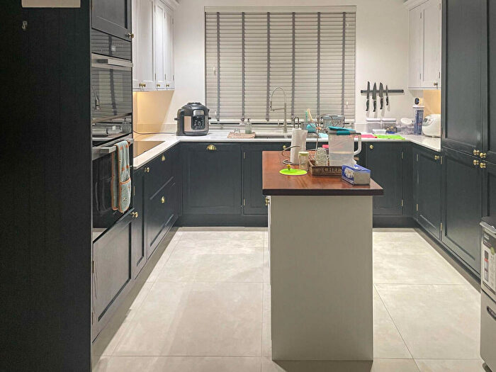 5 Bedroom Detached House To Rent In Sassoon Drive, Oakwood, Barnet, EN4