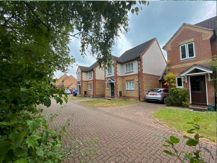 3 Bedroom Detached House To Rent In Hoebrook Close, Woking GU22
