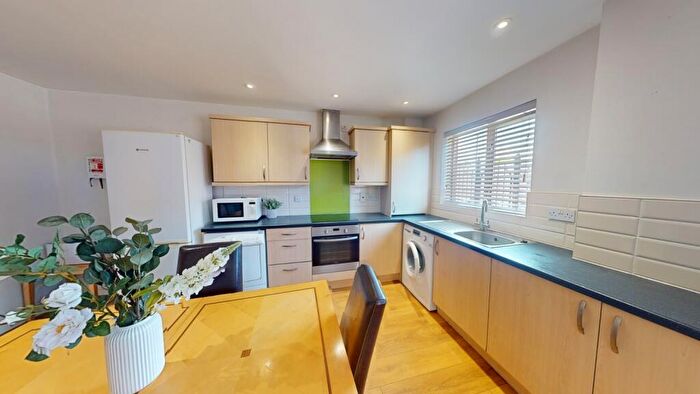 2 Bedroom Flat To Rent In Flat Royal Victoria Court, Gamble Street, Nottingham, NG7