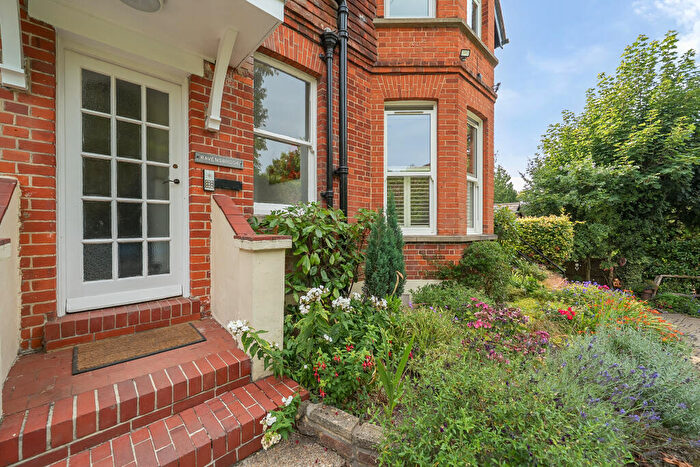 3 Bedroom Flat For Sale In Snatts Hill, Oxted, RH8