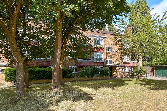 2 Bedroom Flat For Sale In Beechwood Drive, Woodford Green, Essex, IG8