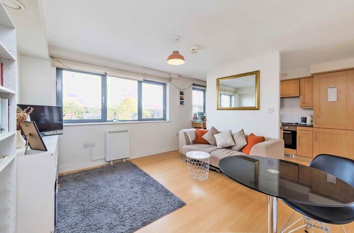 2 Bedroom Flat To Rent In Balham High Road, London, SW17