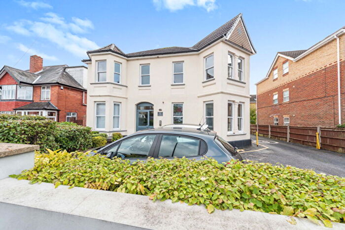 3 Bedroom Flat To Rent In Peartree Avenue, Southampton, SO19