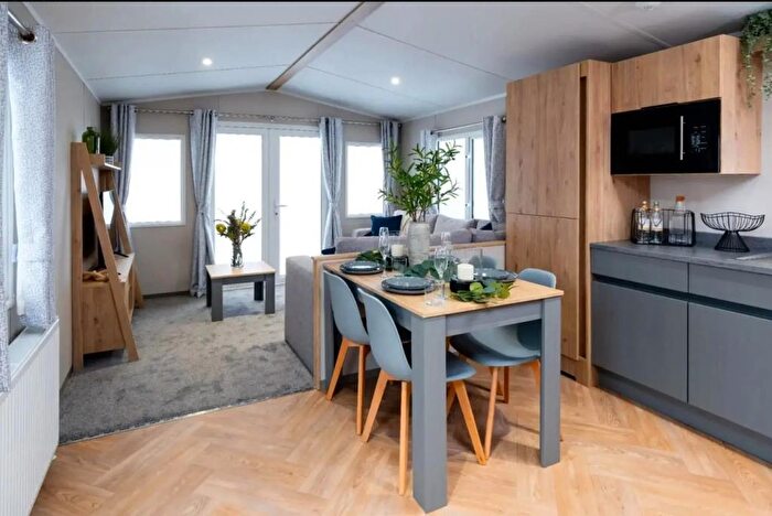 2 Bedroom Park Home For Sale In Edgehill Road, Scarborough, YO12