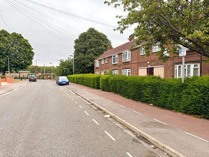 1 Bedroom Apartment For Sale In Hepworth Gardens, Barking, ., IG11