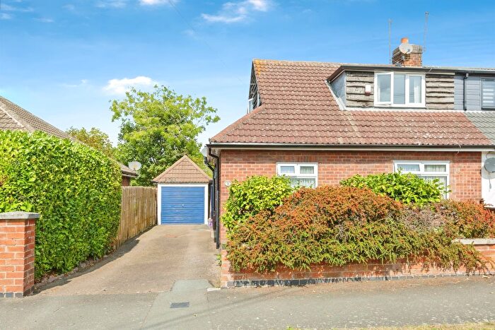 3 Bedroom Semi-detached Bungalow For Sale In Elizabeth Drive, Oadby, Leicester, LE2