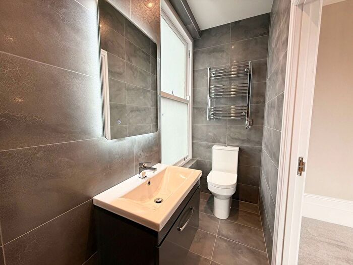 3 Bedroom Flat To Rent In Sandy Walk, Wakefield, WF1