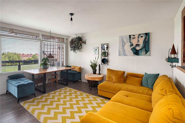 1 Bedroom Flat To Rent In Landmark Heights, Daubeney Road, Hackney, London, E5