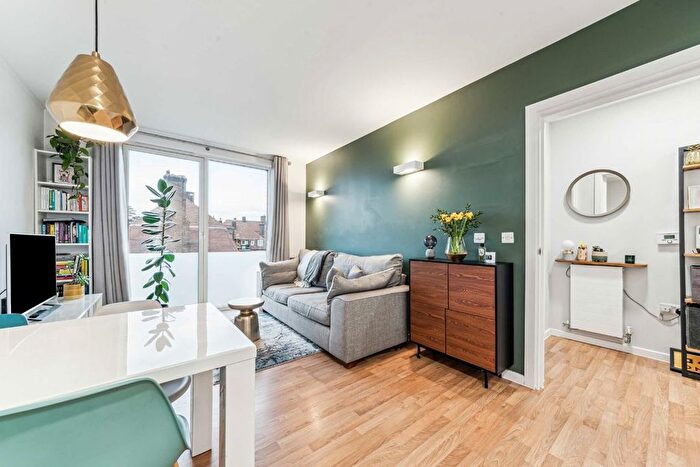 1 Bedroom Flat For Sale In Mountearl Gardens, London, SW16